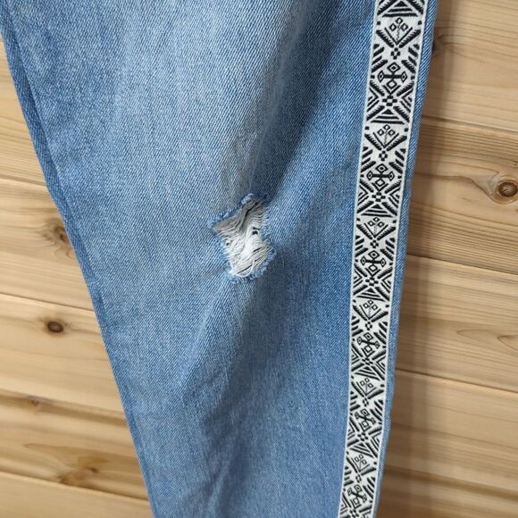 Lucky Brand Jeans womens 2 Blue Relaxed Tapered Light Wash Embroidered Trim - Picture 3 of 15